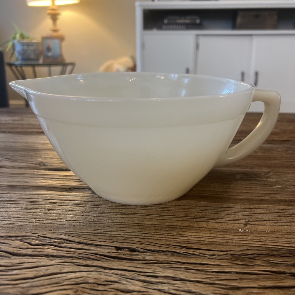 Vtg Fire King White Milk Glass Batter Mixing Bowl Handle Pour Spout 3 ¾" x 7 ½"